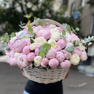101 нежный пион в корзине