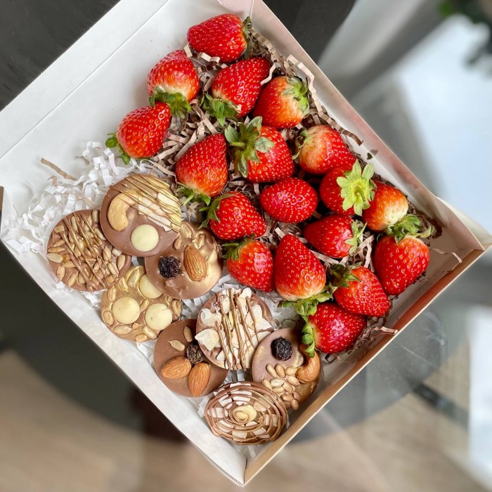 Коллеты из молочного шоколада с клубникой