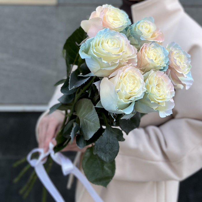 7 радужных розово-бело-голубых роз 70 см