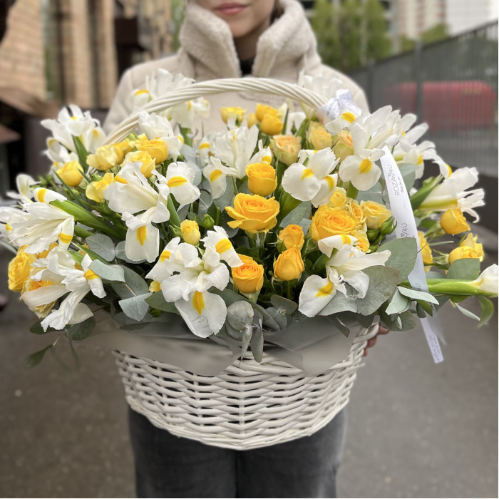 Весенняя корзина с белыми ирисами и кустовыми розами