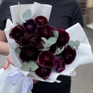 15 фиолетовых ранункулюсов с эвкалиптом 15 фиолетовых ранункулюсов с эвкалиптом