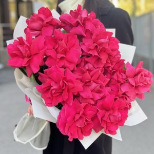 15 пышных малиновых роз в упаковке 15 пышных малиновых роз в упаковке