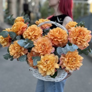 15 пышных роз Фри Спирит с эвкалиптом в корзине