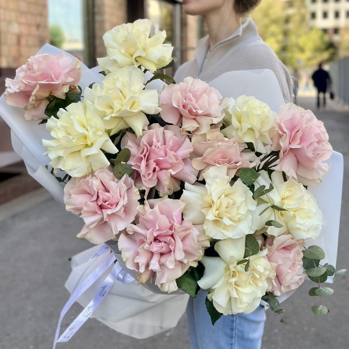15 пышных розовых и белых роз Мондиаль