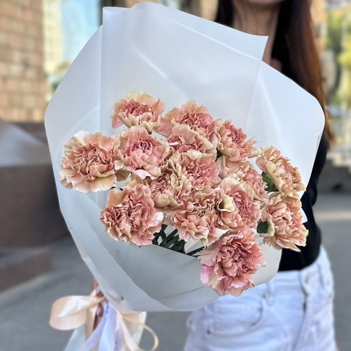 15 розово-персиковых гвоздик