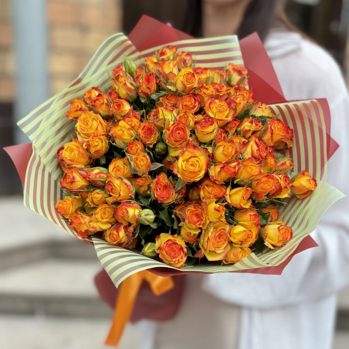 15 солнечных кустовых роз
