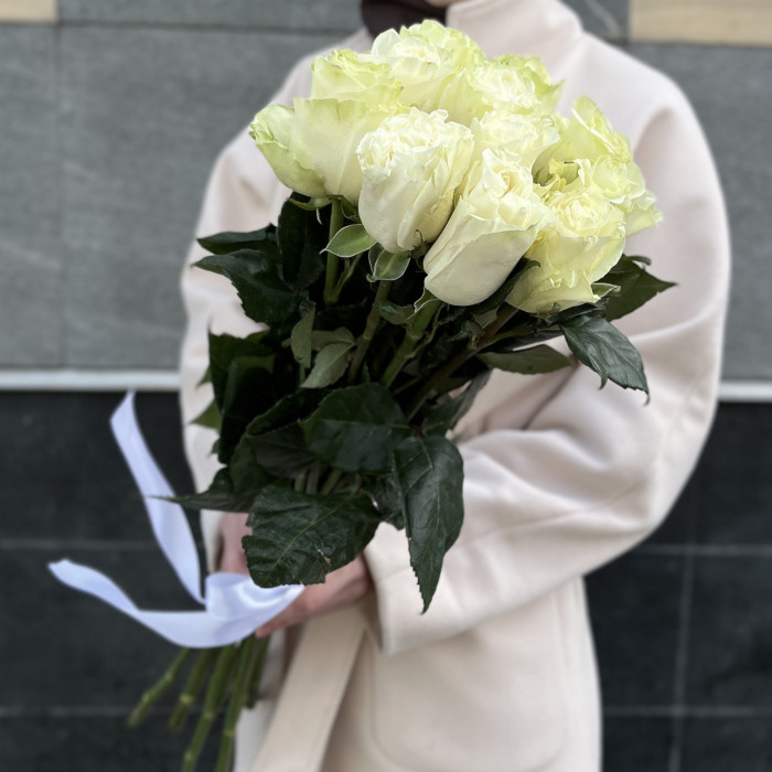 11 белых роз Мондиаль 70 см