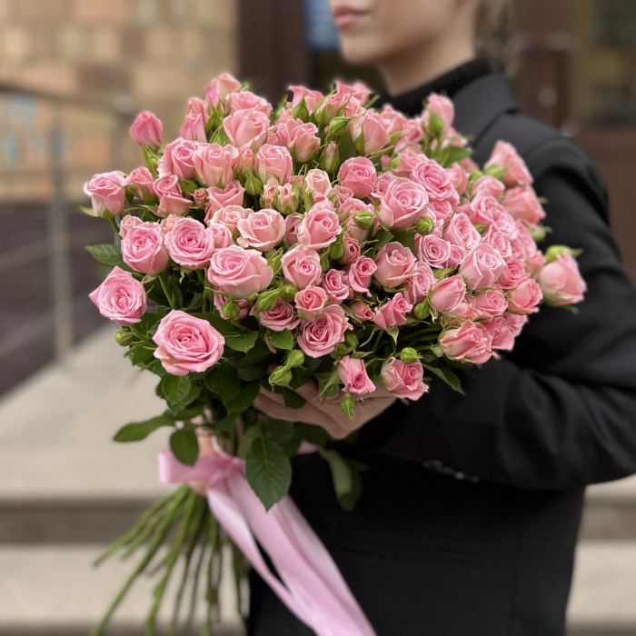 25 Розовых кустовых роз Одилия 60 см