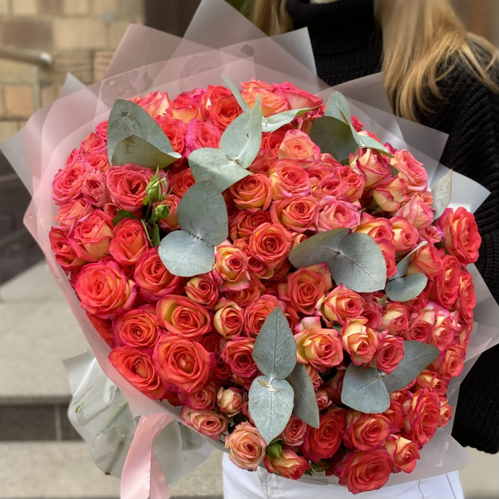 35 кустовых роз Саммер Дэнс с эвкалиптом