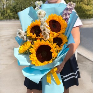 Букет из подсолнухов и дельфиниума Букет из подсолнухов и дельфиниума