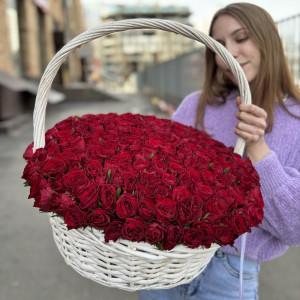 201 красная роза в корзине