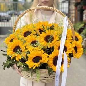 21 подсолнух с гринбеллом в корзине 21 подсолнух с гринбеллом в корзине