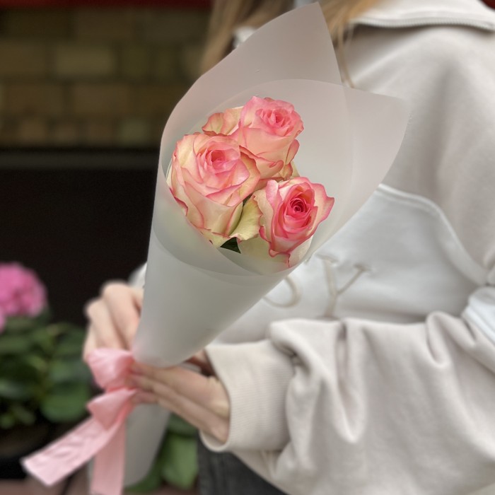 3 нежные розы Джумилия 50 см