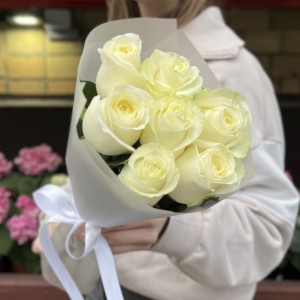 7 белых роз Махе 50 см