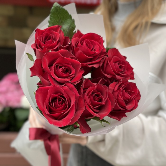 7 красных роз Мадам ред 50 см