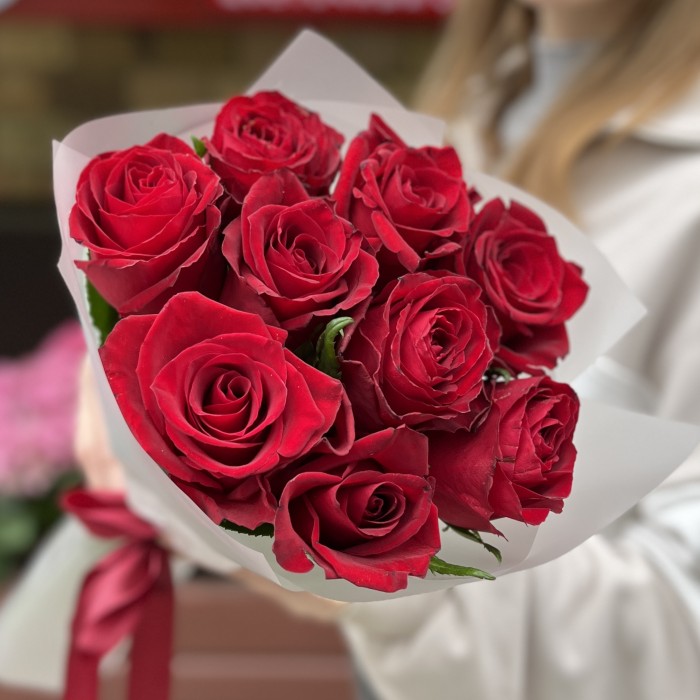 9 красных роз Мадам ред 50 см