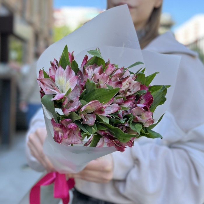 Букет из 5 малиновых альстромерий