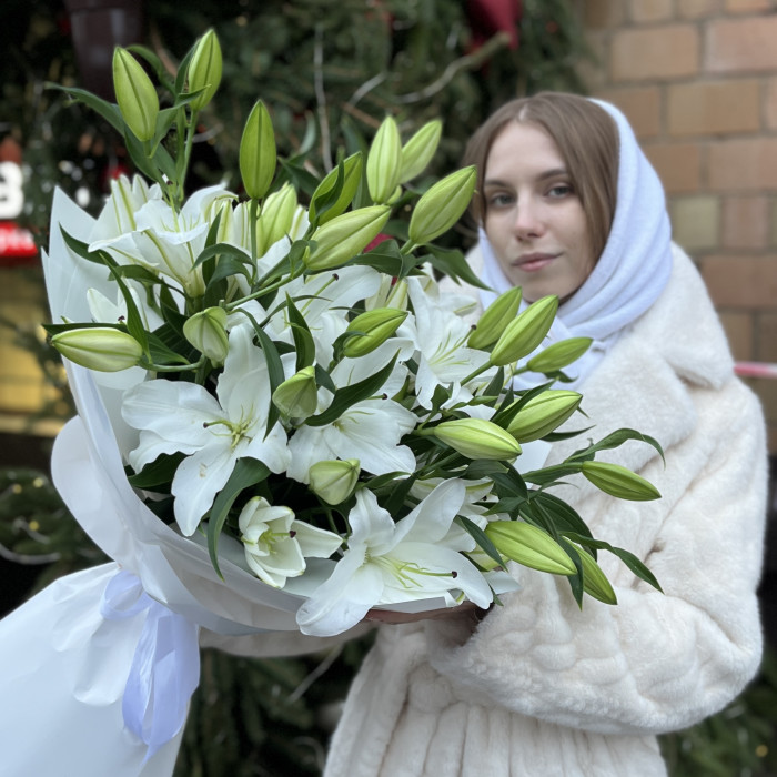 11 белых Восточных лилий