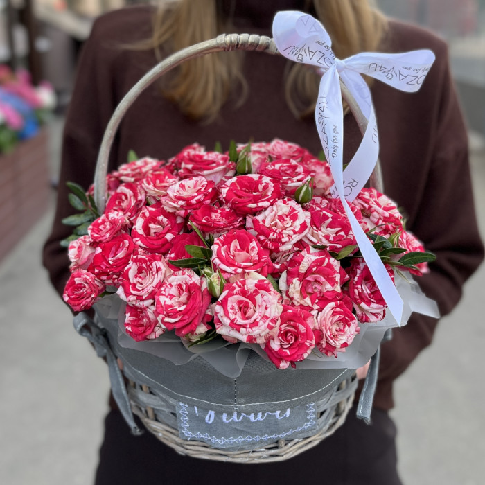 11 кустовых роз Файрворкс в корзине