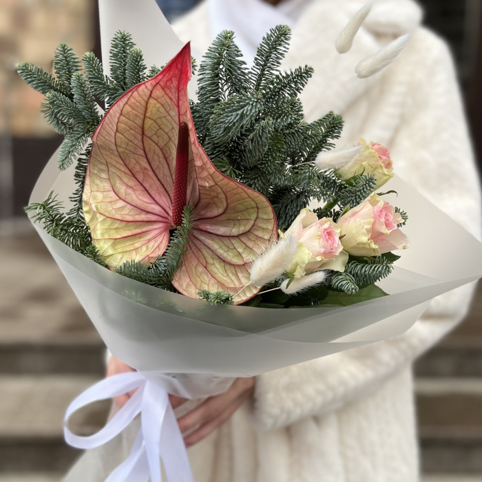 Зимний букет с зелено-розовым Антуриумом