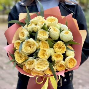 11 кустовых роз Каталина с эвкалиптом 11 кустовых роз Каталина с эвкалиптом
