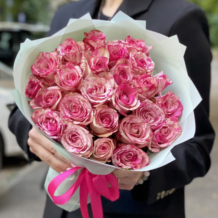 25 бело-розовых роз Баракуда