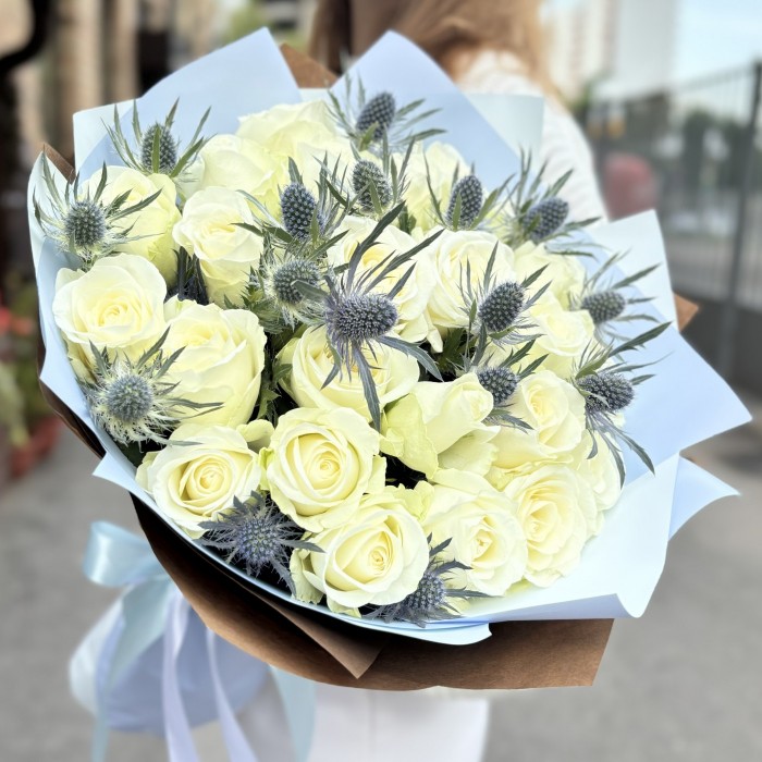 25 белых роз с эрингиумом