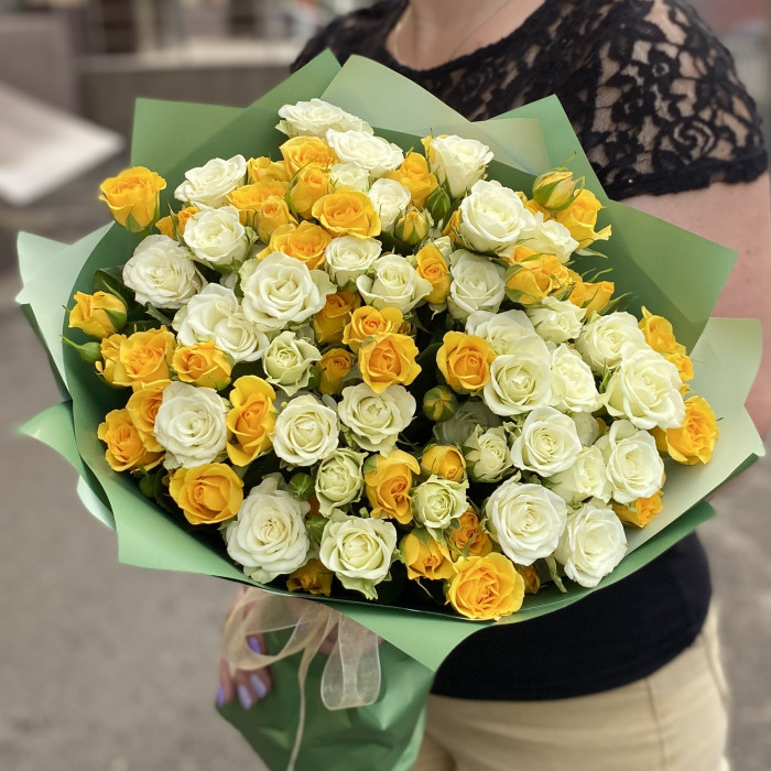 25 кустовых роз Сияние Романтики