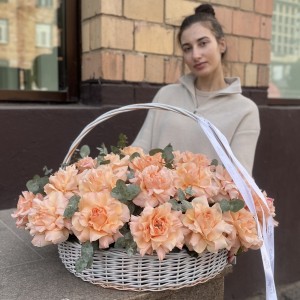 25 пышных абрикосовых роз Принцес Краун с эвкалиптом в корзине 25 пышных абрикосовых роз Принцес Краун с эвкалиптом в корзине
