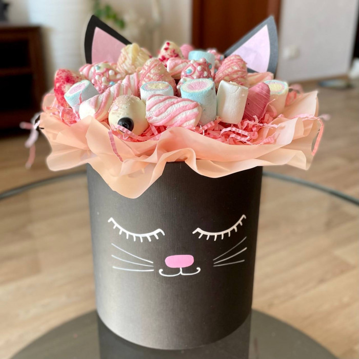 Авторская коробка Кошечка с клубникой в шоколаде и маршмеллоу