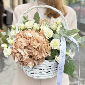 Гортензии капучино с кустовой розой в корзине Гортензии капучино с кустовой розой в корзине