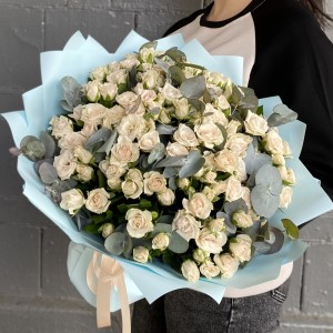 35 кустовых роз Роял Порцелина с эвкалиптом 35 кустовых роз Роял Порцелина с эвкалиптом