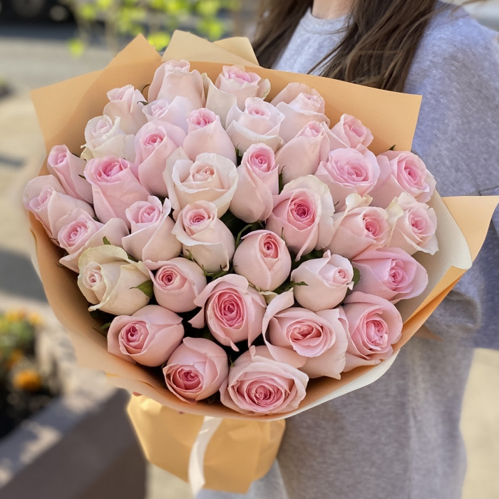 35 нежно-розовых роз Свит Ревиваль 40 см