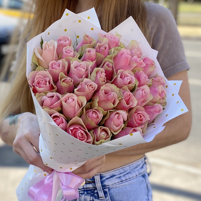 35 розово-зеленых роз в упаковке
