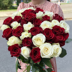 35 красных и белых длинных роз