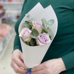 3 сиреневые розы с эвкалиптом в упаковке 3 сиреневые розы с эвкалиптом в упаковке
