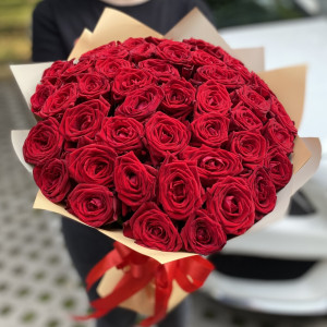 51 красная роза Ред Наоми 50 см