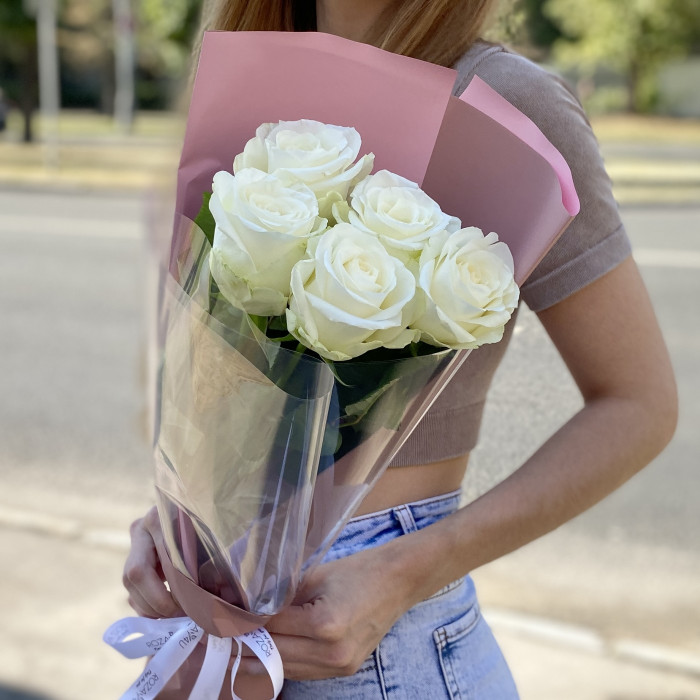 5 белых роз 60 см