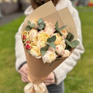 5 кустовых пионовидных роз Принцесса Суки с эвкалиптом 5 кустовых пионовидных роз Принцесса Суки с эвкалиптом