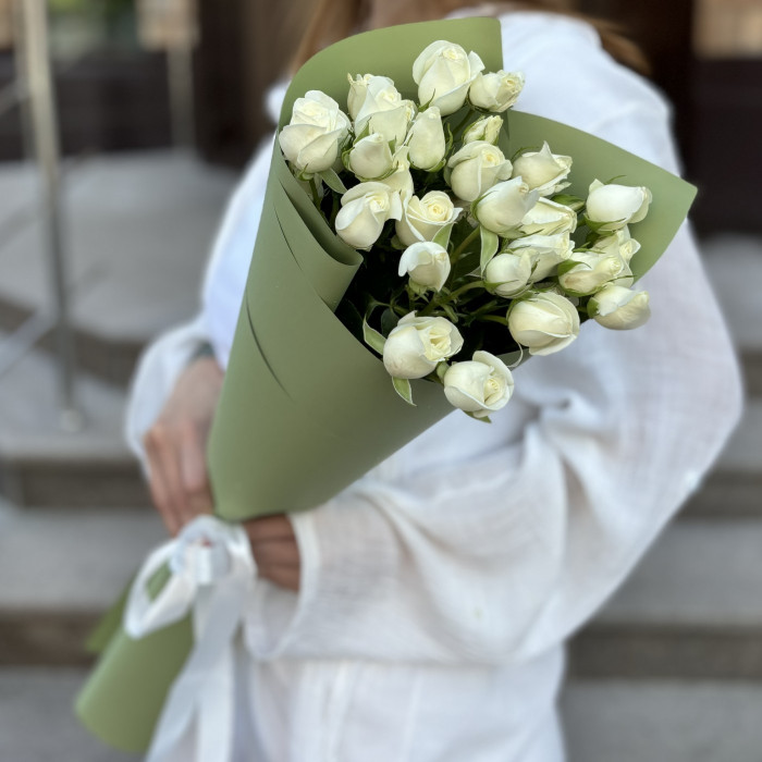 5 кустовых роз Сноу Бабл 80 см в упаковке
