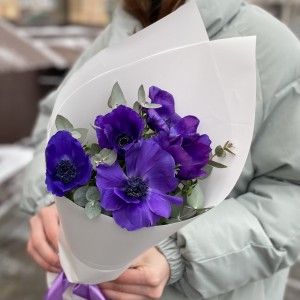 5 синих анемонов с эвкалиптом 5 синих анемонов с эвкалиптом