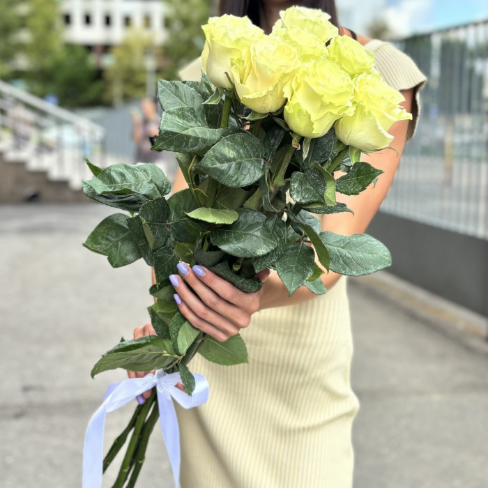 7 белых роз Мондиаль 80 см
