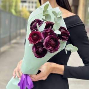 7 фиолетовых ранункулюсов с эвкалиптом 7 фиолетовых ранункулюсов с эвкалиптом
