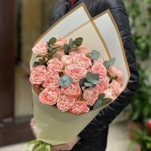 7 кустовых пионовидных роз Фаир Флоу с эвкалиптом 7 кустовых пионовидных роз Фаир Флоу с эвкалиптом