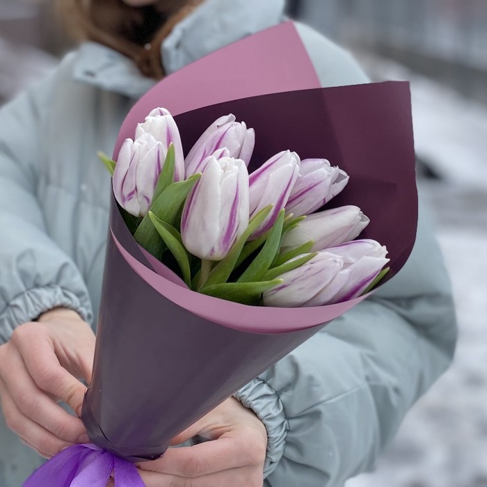 9 бело-фиолетовых тюльпанов Флеминг Флег
