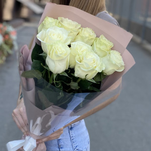 9 белых роз Мондиаль 60 см