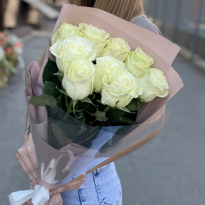 9 белых роз Мондиаль 60 см