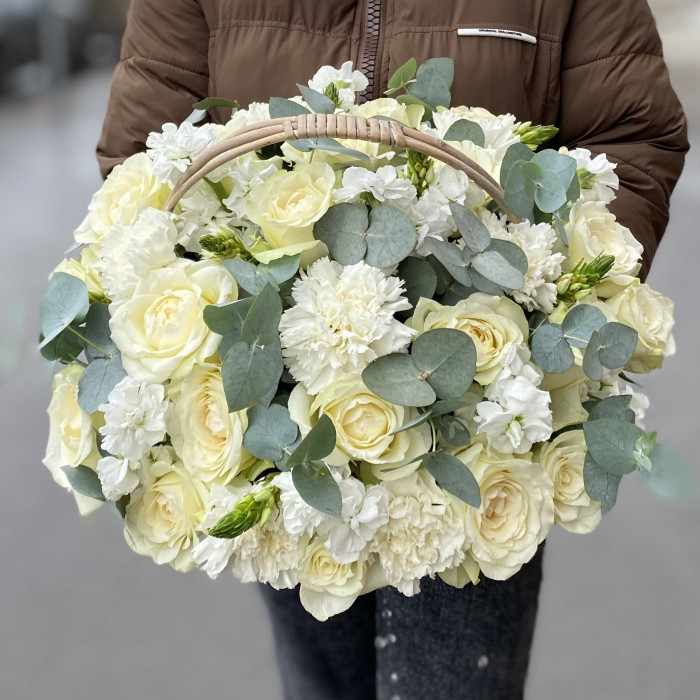 Ароматная маттиола с розами в корзине