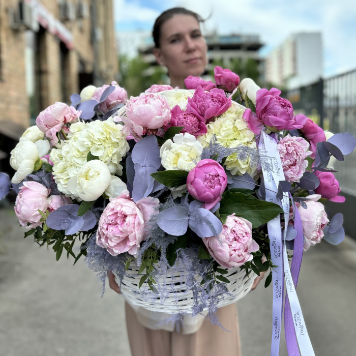 Ароматный микс пионов с гортензией в корзине
