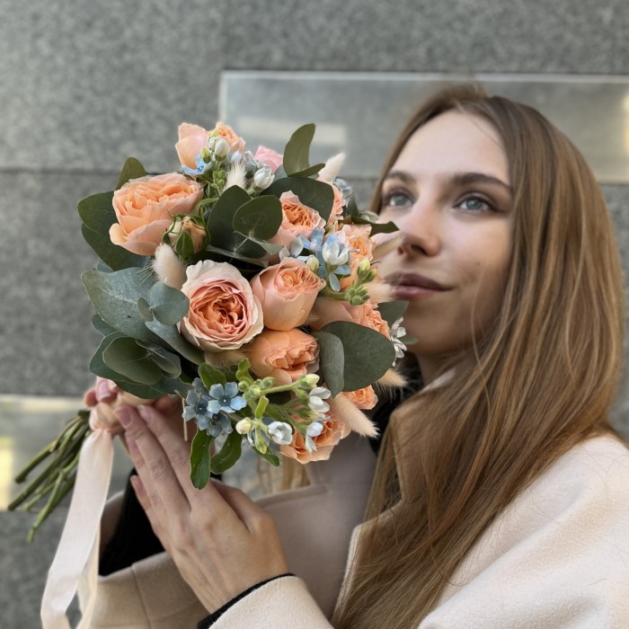 Букет невесты из роз Коралловый Риф